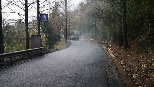 堅守施工一線 滎經(jīng)縣滎飛路路面中修工程預計春節(jié)前完工