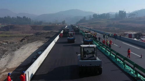 牛 云南首次無(wú)人駕駛攤鋪高速公路路面,看這里