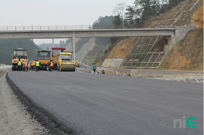 神華煤直接液化殘?jiān)男詾r青完成南道高速公路試驗(yàn)段鋪筑