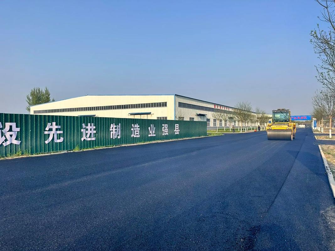 改造水泥路面,瀝青底層攤鋪完成#瀝青攤鋪施工 #施工現(xiàn)場實(shí) - 抖