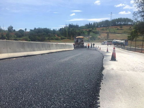 丘北公路分局完成s312線安防工程改線路段路面層鋪設(shè)