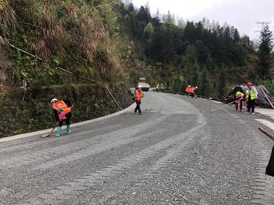 貴州橋梁集團加快推進縣鄉公路路面改善提升工程，助力鄉村振興
